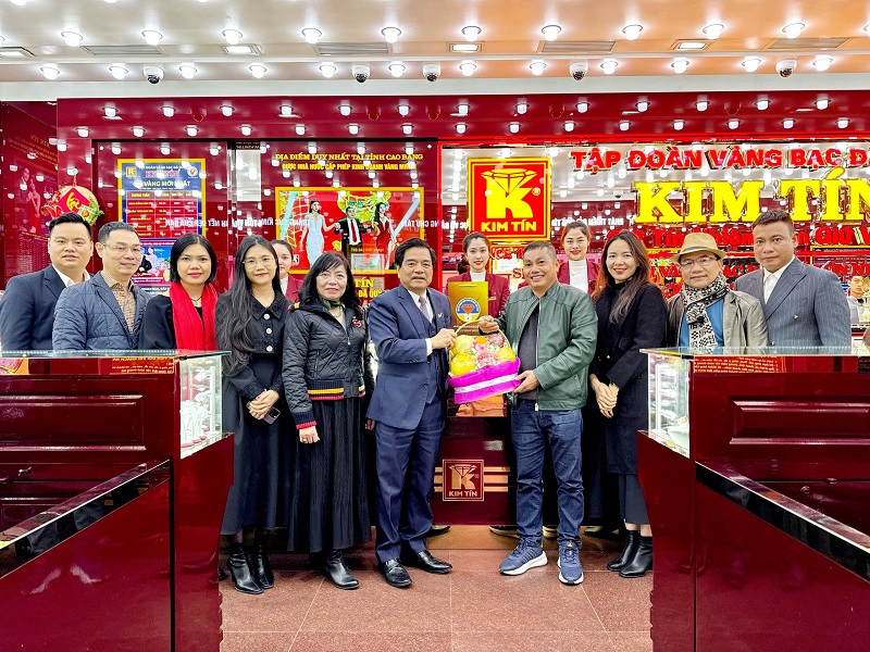 Đoàn lãnh đạo Trung ương Hội Mỹ nghệ Kim hoàn Đá quý Việt Nam thăm và làm việc tại Tập đoàn Vàng bạc Đá quý Kim Tín